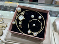 Conjunto de joyas dorado con perlas aleatorio.
